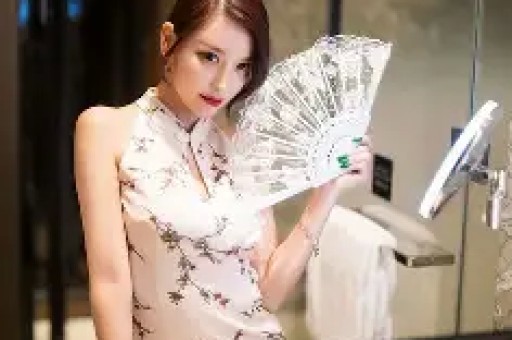 高速赶下车、洗衣服接口水、跪地服务当这些明星的员工太难了！