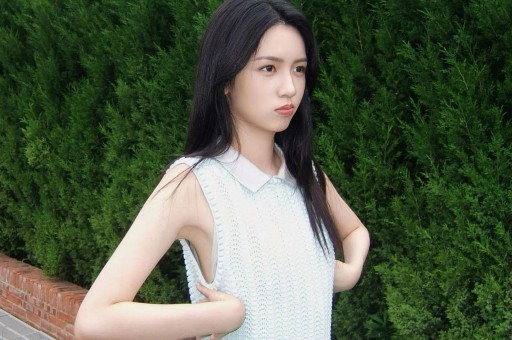 女星超大牌排场惹热议与男助理亲密举动引全网吵翻